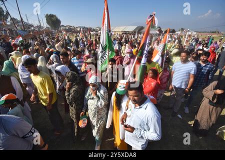 Srinagar, Indien. September 2024. Die Anhänger des Vorsitzenden der indischen Oppositionspartei Rahul Gandhi verließen nach einer Wahlkundgebung in Shaltang, etwa 15 Kilometer außerhalb von Srinagar, am 23. September 2024 in Kaschmir (Foto: Mubashir Hassan/Pacific Press) Credit: Pacific Press Media Production Corp./Alamy Live News Stockfoto