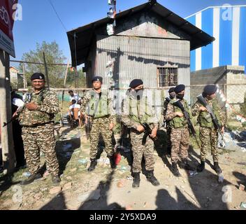 Srinagar, Indien. September 2024. Indische paramilitärische Kräfte stehen während einer Wahlkundgebung am 23. September 2024 in Shaltang am Stadtrand von Srinagar, Indien Kaschmir, Wache. (Foto von Mubashir Hassan/Pacific Press) Credit: Pacific Press Media Production Corp./Alamy Live News Stockfoto