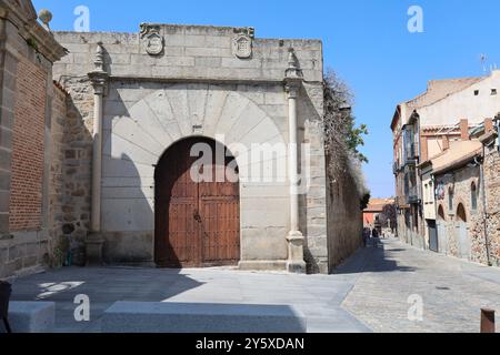 Avila, Castilla y Leon, Spanien – 17. August 2024: Kopfsteinpflasterstraßen und Fassaden historischer Steinhäuser in der Altstadt von Avila Stockfoto