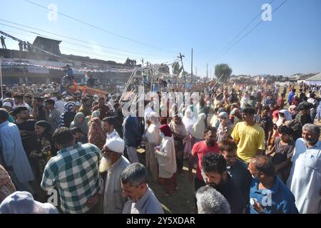 Srinagar, Indien. September 2024. Die Anhänger des Vorsitzenden der indischen Oppositionspartei Rahul Gandhi verließen nach einer Wahlkundgebung in Shaltang, etwa 15 Kilometer außerhalb von Srinagar, am 23. September 2024 in Kaschmir (Foto: Mubashir Hassan/Pacific Press) Credit: Pacific Press Media Production Corp./Alamy Live News Stockfoto