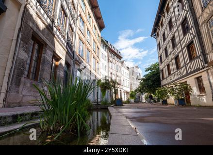 Gut erhaltene, farbenfrohe, mittelalterliche Fachwerkhäuser in der Fußgängerzone Rue Eau de Robec im Stadtzentrum von Rouen, Normandie, Frankreich. Stockfoto