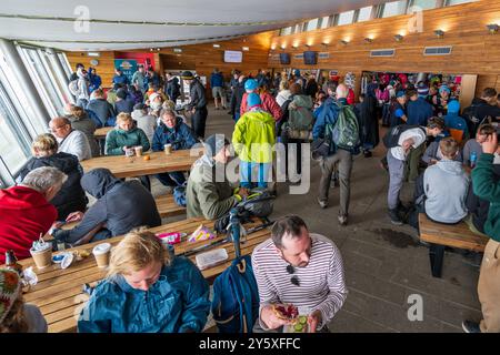 Das Innere des Cafés an der Gipfelstation der Snowdon Mountain Railway in Nordwales. Hafod Eryri das Besucherzentrum des Gipfels. Stockfoto