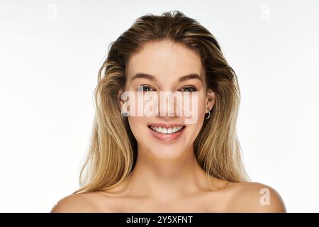 Eine fröhliche junge Frau mit fließenden Haarstrahlen, die Wärme und Anmut ausstrahlen. Stockfoto