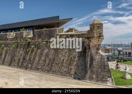 Äußere Mauer der Zitadelle im Jachthafen der Stadt Cascaes in Portugiesisch Cascais, portugiesische Stadt im Bezirk Lissabon, Portugal, Europa. Stockfoto