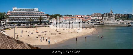 Praia da Ribeira y Palacete Seixas mit Hotel Baia en Cascaes, en portugués Cascais, ciudad portuguesa en el distrito de Lisboa, Portugal, Europa. Stockfoto