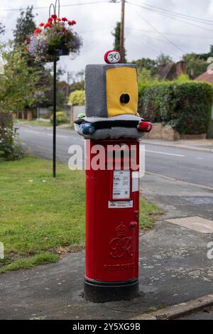 Gehäkelter Blitzer-Briefkasten-Topper, gehäkelte Dekoration, die Fahrer davon abhalten soll, auf einer Wohnstraße in Hampshire, Großbritannien, zu rasen Stockfoto