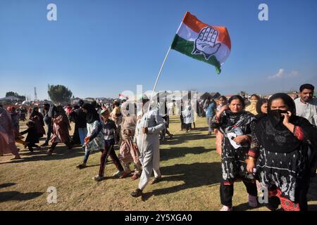 Srinagar, Jammu Und Kaschmir, Indien. September 2024. Unterstützer des Vorsitzenden der indischen Oppositionspartei Rahul Gandhi verließen nach einer Wahlkundgebung in Shaltang, etwa 15 Kilometer außerhalb von Srinagar, am 23. September 2024 in Kaschmir (Credit Image: © Mubashir Hassan/Pacific Press via ZUMA Press Wire) NUR REDAKTIONELLE VERWENDUNG! Nicht für kommerzielle ZWECKE! Stockfoto