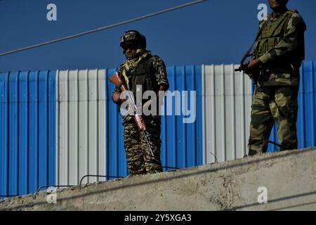 Srinagar, Jammu Und Kaschmir, Indien. September 2024. Indische paramilitärische Kräfte stehen während einer Wahlkundgebung am 23. September 2024 in Shaltang am Stadtrand von Srinagar, Indien Kaschmir, Wache. (Kreditbild: © Mubashir Hassan/Pacific Press via ZUMA Press Wire) NUR REDAKTIONELLE VERWENDUNG! Nicht für kommerzielle ZWECKE! Stockfoto