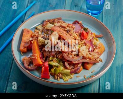 Fish Rührbraten mit einem Getränk und Stäbchen an der Seite. Stockfoto