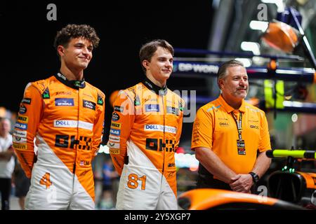 Singapur, Singapur. September 2024. #4 Lando Norris (GBR, McLaren Formel 1 Team), #81 Oscar Piastri (aus, McLaren Formel 1 Team), Zak Brown (USA, McLaren Formel 1 Team), F1 Grand Prix von Singapur am 19. September 2024 auf dem Marina Bay Street Circuit in Singapur. (Foto von HOCH ZWEI) Credit: dpa/Alamy Live News Stockfoto