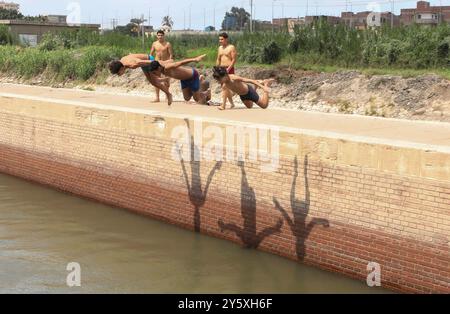 Hitzewelle in Ägypten Ägyptische Jungen springen am 22. September 2024 in das Wasser des Nils, um sich bei heißem Wetter in Tanta, Algharbeya Gouvernement, 100 km von Kairo, Ägypten, abzukühlen. Ägypten erlebt derzeit hohe Temperaturen, da eine Hitzewelle das Land nach Angaben der ägyptischen Allgemeinen Behörde für Meteorologie erfasst. Kairo Copyright: XMatrixxImagesx/xKhaledxElfiqix Stockfoto