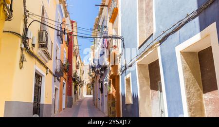 Panorama einer engen Straße mit bunten Häusern in Villajoyosa, Spanien Stockfoto