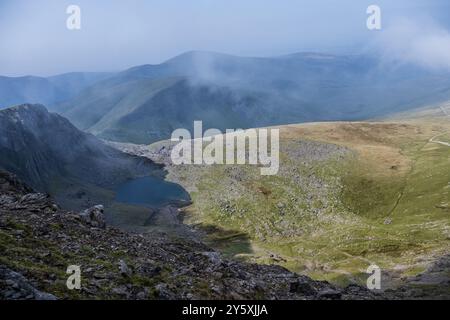 Blick vom Zug auf die Snowdonia Mountains vom Zug auf der Snowdon Mountain Railway in Nordwales. Der Bergsee Llyn du'r Arddu sah es Stockfoto