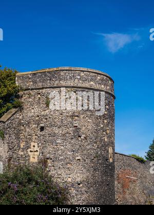 Canterbury City Wall, römische und später wiederaufgebaute Verteidigungsanlagen. Canterbury, Kent, England, Großbritannien, GB. Stockfoto