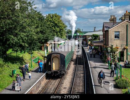 Eine Dampflok wartet auf die Abfahrt von Ropley Station, Heimstadion der Watercress Line in Hampshire, England. Stockfoto