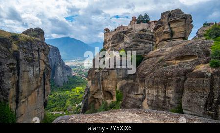 Meteora, Kalabaka, Griechenland. Kloster. Panorama der hohen Felsen und Berge mit Klöstern. Bewölkter Tag. Luftaufnahme Stockfoto