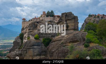 Meteora, Kalabaka, Griechenland. Kloster. Panorama der hohen Felsen und Berge mit Klöstern. Bewölkter Tag. Luftaufnahme Stockfoto