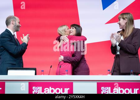 Die Schatzkanzlerin Rachel Reeves wird von ihrer Schwester und Vorsitzende der Labour Party Ellie Reeves gratuliert, nachdem sie auf der Labour Party Konferenz in Liverpool gesprochen hatte. Bilddatum: Montag, 23. September 2024. Stockfoto