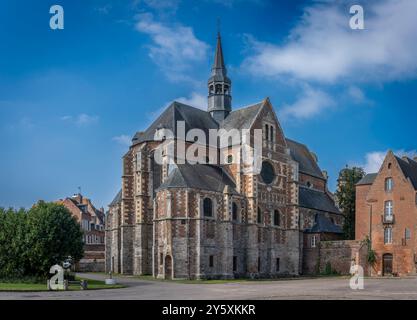 EU, Frankreich - 09 21 2024: Blick auf die Fassade und den Steineingang der Kapelle des Jesuitenkollegiums Stockfoto