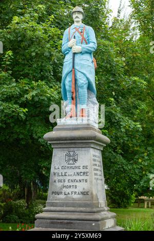 WW1 französisches Dorf Kriegsdenkmal Ville-sur-Ancre, Somme, Frankreich Stockfoto