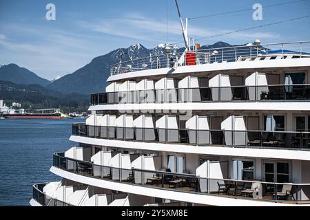 Blick auf das Kreuzfahrtschiff an einem sonnigen Tag. Kreuzfahrtkabinen und Balkone. Seitenansicht eines Kreuzfahrtschiffs aus nächster Nähe, das im Hafen von Vancouver Kanada angedockt ist Stockfoto