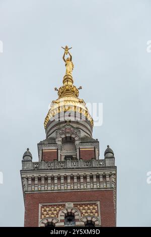 Die goldene Jungfrau Maria und das Jesuskind auf der Spitze der Basilika Notre-Dame de Brebières Stockfoto