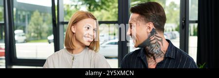 Zwei junge Kollegen verbringen einen leichten Moment beim Brainstorming in einem lebendigen Arbeitsbereich. Stockfoto