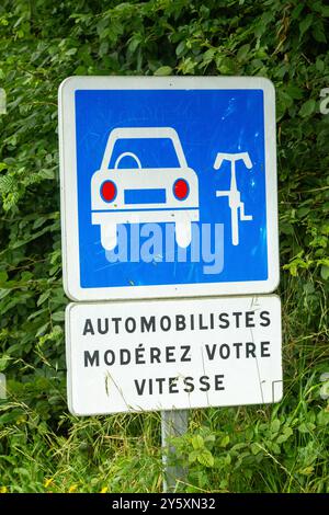 Ein französisches Verkehrsschild, das Autofahrer auffordert, für Radfahrer langsamer zu werden, Automobilistes moderez votre vitese Stockfoto