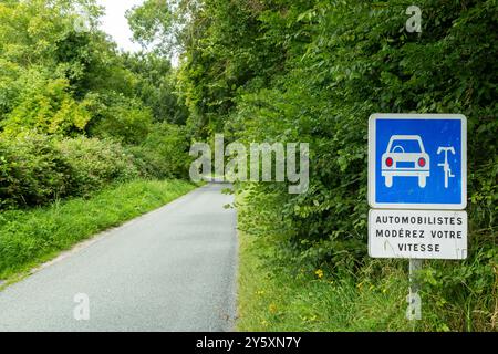 Ein französisches Verkehrsschild, das Autofahrer auffordert, für Radfahrer langsamer zu werden, Automobilistes moderez votre vitese Stockfoto