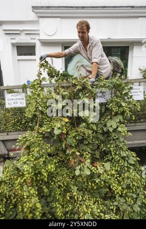 England, Kent, Faversham, Das Jährliche Hop Festival, Farmer Selling Hop Vines Stockfoto