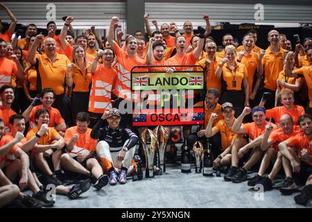 Singapur, Singapur. September 2024. #4 Lando Norris (GBR, McLaren Formel 1 Team), Andrea Stella (ITA, McLaren Formel 1 Team), #81 Oscar Piastri (aus, McLaren Formel 1 Team), F1 Grand Prix von Singapur am 22. September 2024 auf dem Marina Bay Street Circuit in Singapur. (Foto von HOCH ZWEI) Credit: dpa/Alamy Live News Stockfoto