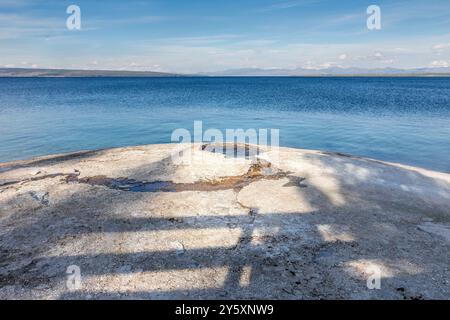 Großer Kegelgeysir im westlichen Daumenbereich im Yellowstone-Nationalpark, Wyoming, USA Stockfoto
