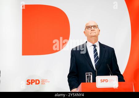 Dietmar Woidke, Ministerpraesident des Landes Brandenburg und Lars Klingbeil, Parteivorsitzender der SPD, aufgenommen im Rahmen einer Pressekonferenz in der Parteizentrale der SPD, im Willy-Brandt-Haus in Berlin, 23.09.2024. Berlin Deutschland *** Dietmar Woidke, Ministerpräsident von Brandenburg und Lars Klingbeil, Vorsitzender der SPD, bei einer Pressekonferenz im SPD-Hauptsitz, Willy Brandt Haus in Berlin, 23 09 2024 Berlin Deutschland Copyright: XFelixxZahnx Stockfoto