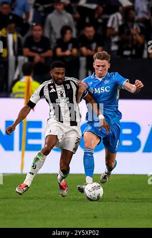 Gleison Bremer von Juventus kämpfte um den Ball mit Francis McTominay vom SSC Napoli während des Serie A Spiels zwischen Juventus und Napoli bei Allianz S Stockfoto