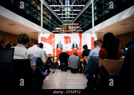 Dietmar Woidke, Ministerpraesident des Landes Brandenburg und Lars Klingbeil, Parteivorsitzender der SPD, aufgenommen im Rahmen einer Pressekonferenz in der Parteizentrale der SPD, im Willy-Brandt-Haus in Berlin, 23.09.2024. Berlin Deutschland *** Dietmar Woidke, Ministerpräsident von Brandenburg und Lars Klingbeil, Vorsitzender der SPD, bei einer Pressekonferenz im SPD-Hauptsitz, Willy Brandt Haus in Berlin, 23 09 2024 Berlin Deutschland Copyright: XFelixxZahnx Stockfoto