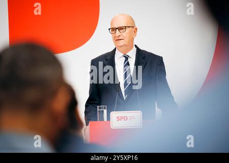 Dietmar Woidke, Ministerpraesident des Landes Brandenburg und Lars Klingbeil, Parteivorsitzender der SPD, aufgenommen im Rahmen einer Pressekonferenz in der Parteizentrale der SPD, im Willy-Brandt-Haus in Berlin, 23.09.2024. Berlin Deutschland *** Dietmar Woidke, Ministerpräsident von Brandenburg und Lars Klingbeil, Vorsitzender der SPD, bei einer Pressekonferenz im SPD-Hauptsitz, Willy Brandt Haus in Berlin, 23 09 2024 Berlin Deutschland Copyright: XFelixxZahnx Stockfoto