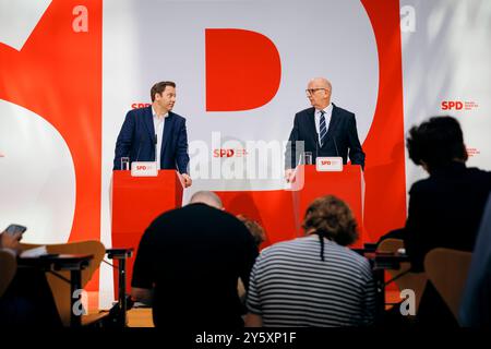 Dietmar Woidke, Ministerpraesident des Landes Brandenburg und Lars Klingbeil, Parteivorsitzender der SPD, aufgenommen im Rahmen einer Pressekonferenz in der Parteizentrale der SPD, im Willy-Brandt-Haus in Berlin, 23.09.2024. Berlin Deutschland *** Dietmar Woidke, Ministerpräsident von Brandenburg und Lars Klingbeil, Vorsitzender der SPD, bei einer Pressekonferenz im SPD-Hauptsitz, Willy Brandt Haus in Berlin, 23 09 2024 Berlin Deutschland Copyright: XFelixxZahnx Stockfoto