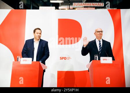 Dietmar Woidke, Ministerpraesident des Landes Brandenburg und Lars Klingbeil, Parteivorsitzender der SPD, aufgenommen im Rahmen einer Pressekonferenz in der Parteizentrale der SPD, im Willy-Brandt-Haus in Berlin, 23.09.2024. Berlin Deutschland *** Dietmar Woidke, Ministerpräsident von Brandenburg und Lars Klingbeil, Vorsitzender der SPD, bei einer Pressekonferenz im SPD-Hauptsitz, Willy Brandt Haus in Berlin, 23 09 2024 Berlin Deutschland Copyright: XFelixxZahnx Stockfoto