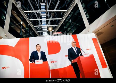 Dietmar Woidke, Ministerpraesident des Landes Brandenburg und Lars Klingbeil, Parteivorsitzender der SPD, aufgenommen im Rahmen einer Pressekonferenz in der Parteizentrale der SPD, im Willy-Brandt-Haus in Berlin, 23.09.2024. Berlin Deutschland *** Dietmar Woidke, Ministerpräsident von Brandenburg und Lars Klingbeil, Vorsitzender der SPD, bei einer Pressekonferenz im SPD-Hauptsitz, Willy Brandt Haus in Berlin, 23 09 2024 Berlin Deutschland Copyright: XFelixxZahnx Stockfoto