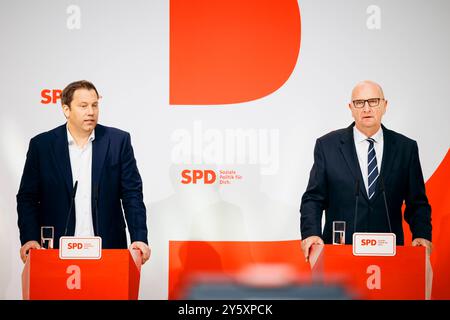 Dietmar Woidke, Ministerpraesident des Landes Brandenburg und Lars Klingbeil, Parteivorsitzender der SPD, aufgenommen im Rahmen einer Pressekonferenz in der Parteizentrale der SPD, im Willy-Brandt-Haus in Berlin, 23.09.2024. Berlin Deutschland *** Dietmar Woidke, Ministerpräsident von Brandenburg und Lars Klingbeil, Vorsitzender der SPD, bei einer Pressekonferenz im SPD-Hauptsitz, Willy Brandt Haus in Berlin, 23 09 2024 Berlin Deutschland Copyright: XFelixxZahnx Stockfoto