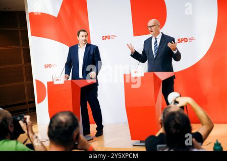 Dietmar Woidke, Ministerpraesident des Landes Brandenburg und Lars Klingbeil, Parteivorsitzender der SPD, aufgenommen im Rahmen einer Pressekonferenz in der Parteizentrale der SPD, im Willy-Brandt-Haus in Berlin, 23.09.2024. Berlin Deutschland *** Dietmar Woidke, Ministerpräsident von Brandenburg und Lars Klingbeil, Vorsitzender der SPD, bei einer Pressekonferenz im SPD-Hauptsitz, Willy Brandt Haus in Berlin, 23 09 2024 Berlin Deutschland Copyright: XFelixxZahnx Stockfoto