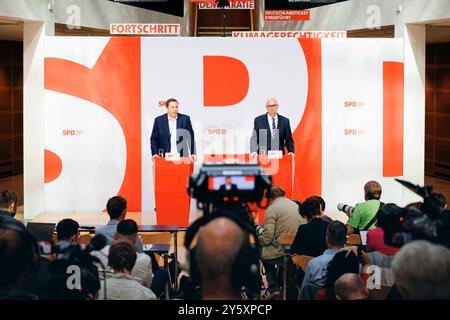 Dietmar Woidke, Ministerpraesident des Landes Brandenburg und Lars Klingbeil, Parteivorsitzender der SPD, aufgenommen im Rahmen einer Pressekonferenz in der Parteizentrale der SPD, im Willy-Brandt-Haus in Berlin, 23.09.2024. Berlin Deutschland *** Dietmar Woidke, Ministerpräsident von Brandenburg und Lars Klingbeil, Vorsitzender der SPD, bei einer Pressekonferenz im SPD-Hauptsitz, Willy Brandt Haus in Berlin, 23 09 2024 Berlin Deutschland Copyright: XFelixxZahnx Stockfoto