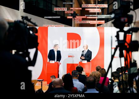 Dietmar Woidke, Ministerpraesident des Landes Brandenburg und Lars Klingbeil, Parteivorsitzender der SPD, aufgenommen im Rahmen einer Pressekonferenz in der Parteizentrale der SPD, im Willy-Brandt-Haus in Berlin, 23.09.2024. Berlin Deutschland *** Dietmar Woidke, Ministerpräsident von Brandenburg und Lars Klingbeil, Vorsitzender der SPD, bei einer Pressekonferenz im SPD-Hauptsitz, Willy Brandt Haus in Berlin, 23 09 2024 Berlin Deutschland Copyright: XFelixxZahnx Stockfoto