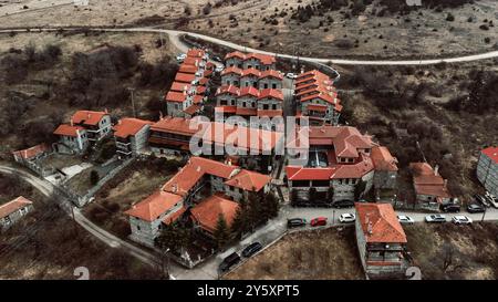 Panoramablick von der Drohne auf das berühmte Dorf Agios Athanasios mit einigen einzigartigen Häusern, die von einem fantastischen Aussichtspunkt aus zusammengefügt sind Stockfoto