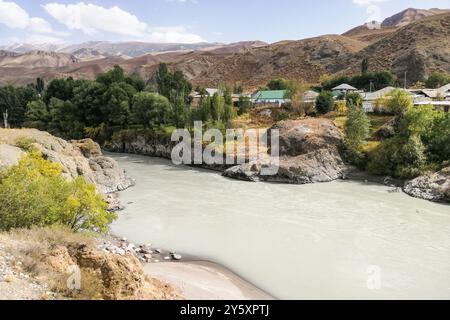 Kirgisistan, Naryn, lokaler Fluss Stockfoto