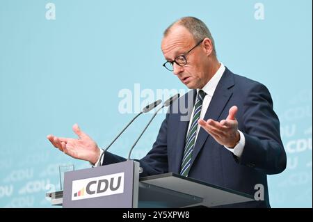 Berlin, Deutschland. September 2024. Friedrich Merz, Vorsitzender der CDU, spricht während einer CDU-Pressekonferenz in der Halle. Die Landtagswahl in Brandenburg fand am 22. September statt. Quelle: Katharina Kausche/dpa/Alamy Live News Stockfoto