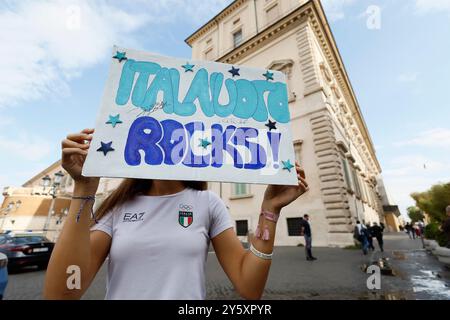 Roma, Italien. September 2024. Pubblico in attesa degli Atleti della nazionale escono dal Quirinale dopo la cerimonia per la riconsegna delle Bandiere con il Presidente della Repubblica Sergio Mattarella Roma, Italia &#x2014;Luned&#xec; 23 Settembre 2024 - Cronaca - 2024 (Foto di Cecilia Fabiano/LaPresse) LaPresse/Alamy Live News Stockfoto