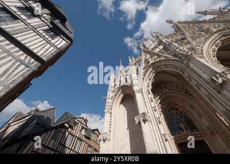 Saint-Maclou Kirche im extravaganten gotischen Stil und angrenzende mittelalterliche Fachwerkgebäude, einschließlich des Schiefen Hauses, in Rouen, Frankreich. Stockfoto