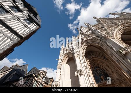 Saint-Maclou Kirche im extravaganten gotischen Stil und angrenzende mittelalterliche Fachwerkgebäude, einschließlich des Schiefen Hauses, in Rouen, Frankreich. Stockfoto