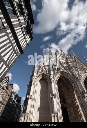 Saint-Maclou Kirche im extravaganten gotischen Stil und angrenzende mittelalterliche Fachwerkgebäude, einschließlich des Schiefen Hauses, in Rouen, Frankreich. Stockfoto